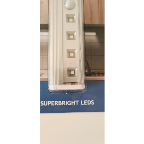Lampa z czujnikiem ruchu 8 diod LED zas. bateryjne