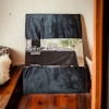 OBRUS AKSAMITNY GLAMOUR 145 X 250 CM CZARNY