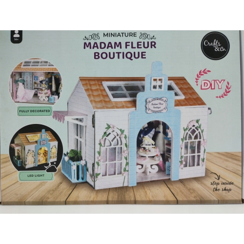 Drewniany model domku MODNY BUTIK 3D LED puzzle