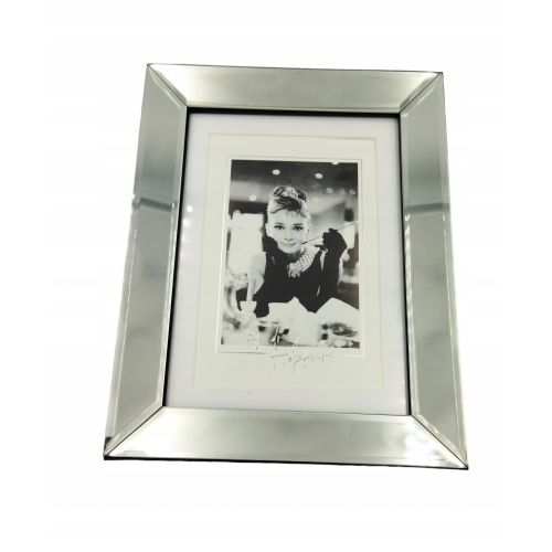 SZKLANA RAMKA NA ZDJĘCIE 13 x 18cm HEPBURN srebrna Dekoracja domu Prezent