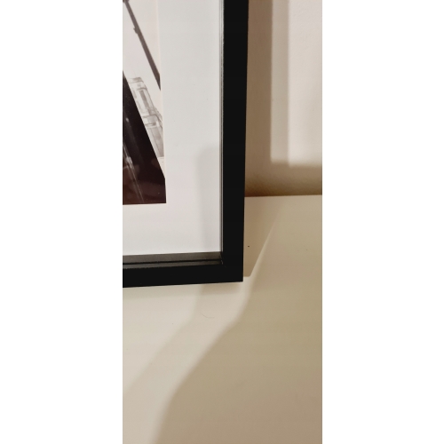 Obraz czarno biały w czarnej ramie 38 x 38cm różne